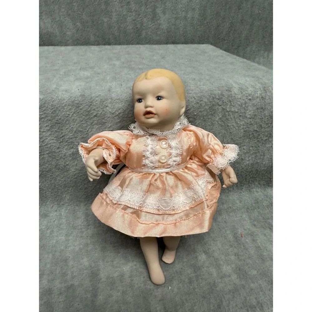 Yolando Bello Vintage 1994 Porcelain Baby Doll Girl Peach Lace Dress Excellent‎
